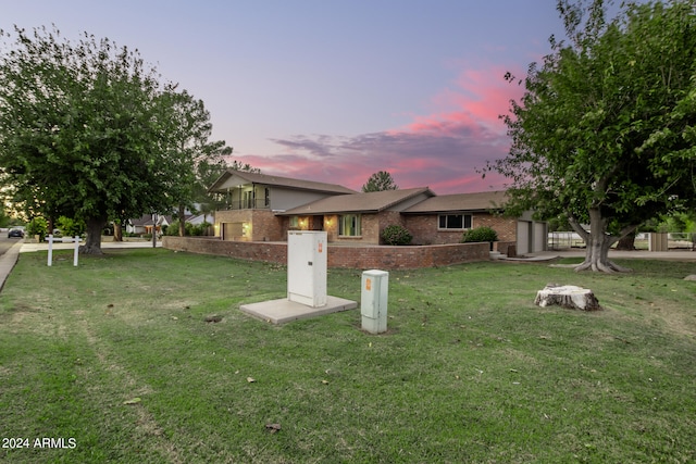 view of front facade featuring a yard