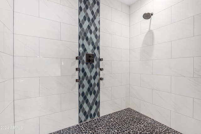 bathroom featuring a tile shower