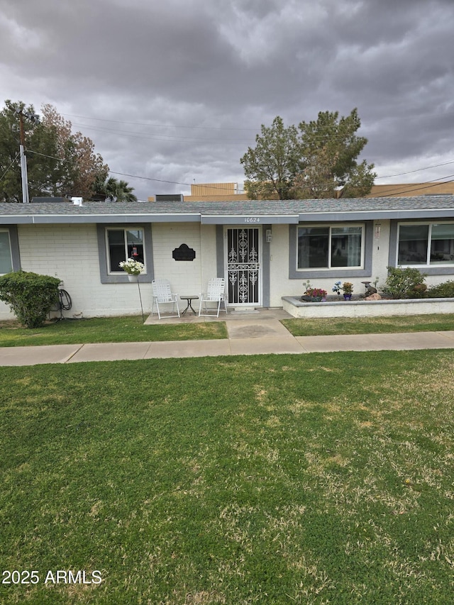 ranch-style home with a front yard