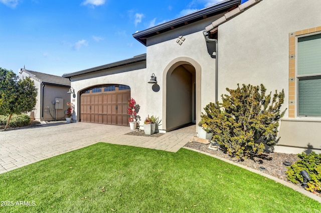 view of front of house featuring a garage and a front lawn