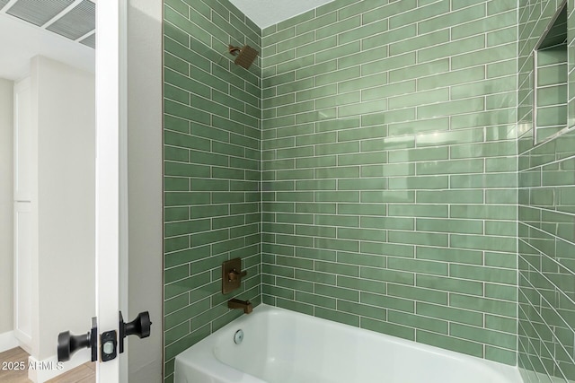 bathroom with tiled shower / bath