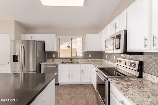 385 E Ironwood Dr, Chandler, AZ 85225 - kitchen with stainless steel appliances, a sink, decorative backsplash, white cabinets, and lofted ceiling