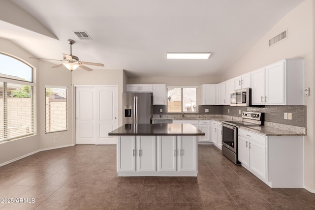 385 E Ironwood Dr, Chandler, AZ 85225 - kitchen with appliances with stainless steel finishes, lofted ceiling, a sink, tasteful backsplash, and a kitchen island