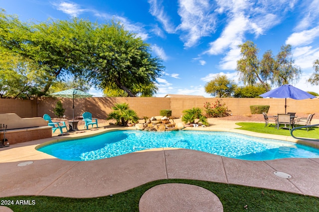 view of swimming pool featuring a patio