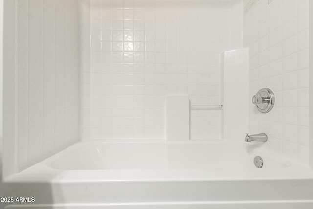 bathroom with tiled shower / bath combo