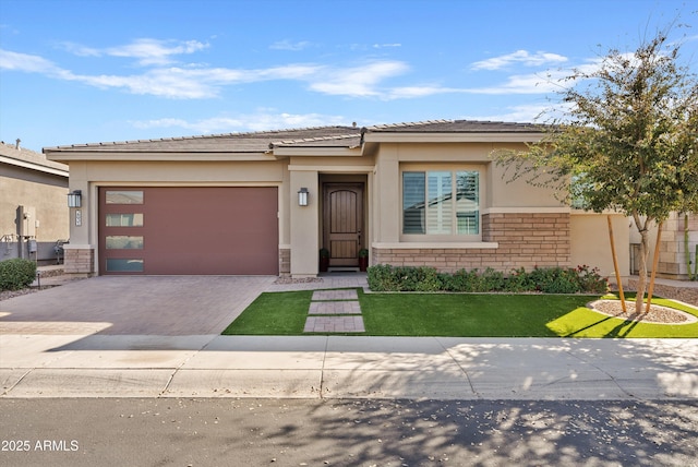 prairie-style home with a front lawn and a garage