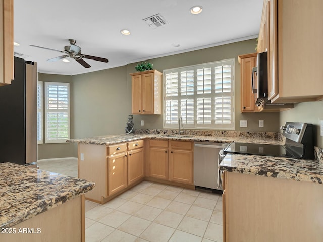 kitchen with stainless steel appliances, light brown cabinetry, sink, kitchen peninsula, and ceiling fan