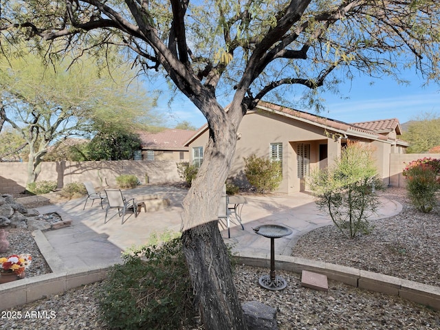 view of yard featuring a patio area