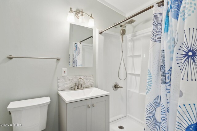 bathroom with a shower with shower curtain, vanity, backsplash, and toilet