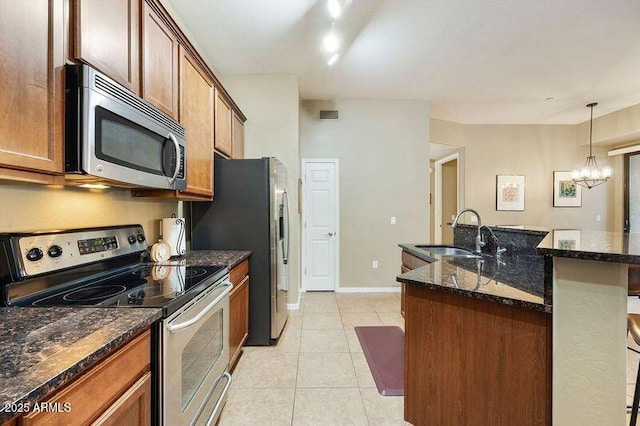 3330 S Gilbert Rd Unit 2090, Chandler, AZ 85286 - kitchen with visible vents, a center island with sink, a sink, stainless steel appliances, and light tile patterned floors