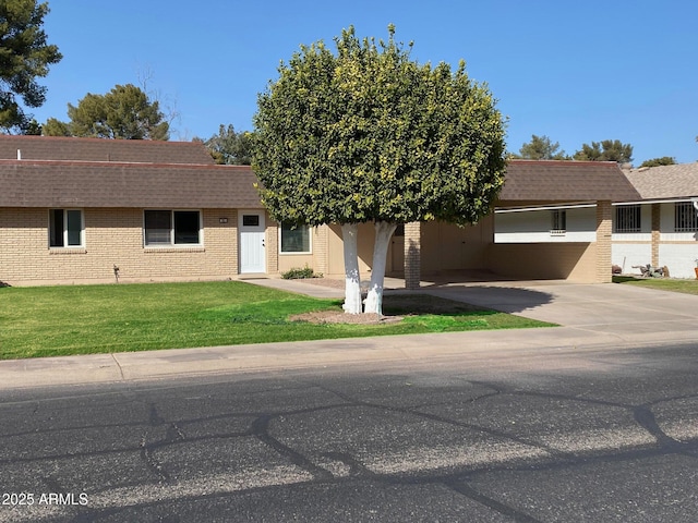 view of front of home featuring a front lawn