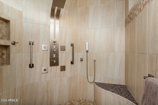 bathroom featuring a tile shower