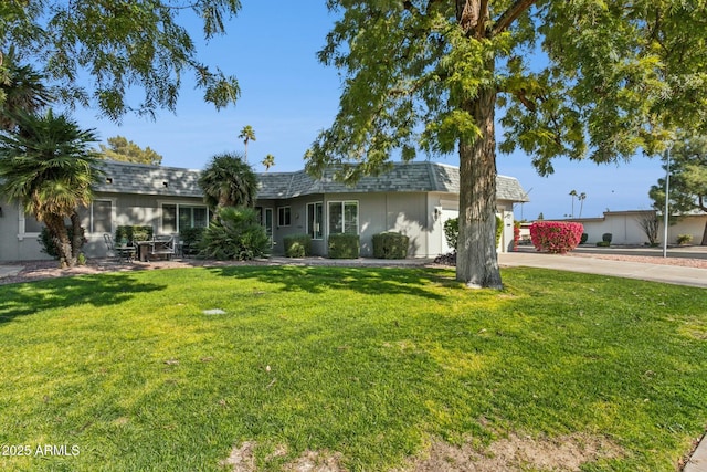 ranch-style house featuring a front yard