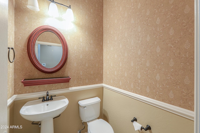 bathroom featuring sink and toilet