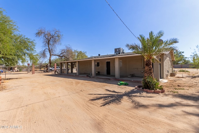 view of front facade featuring central AC and a carport