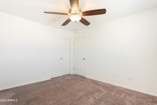 carpeted empty room featuring ceiling fan