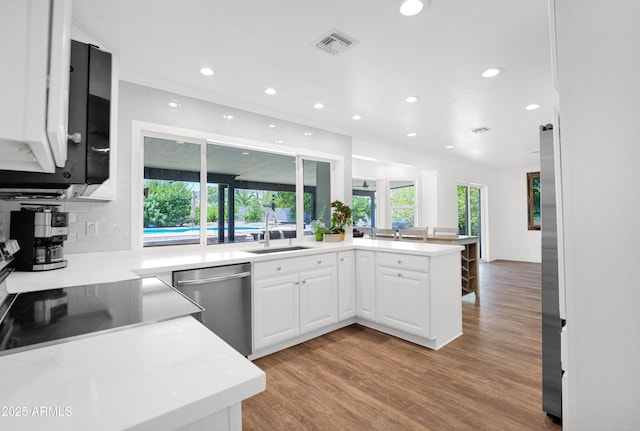 2607 E Mercer Ln, Phoenix, AZ 85028 - kitchen featuring dishwasher, recessed lighting, healthy amount of natural light, light wood-style flooring, and a peninsula