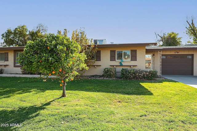 view of front of home featuring a front lawn and a garage