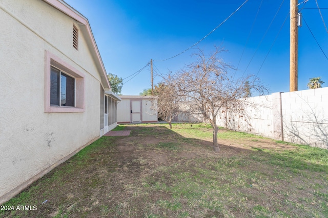 view of yard featuring a storage shed