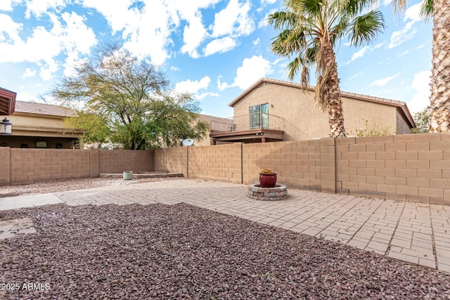 view of yard featuring an outdoor fire pit, a patio area, and a fenced backyard