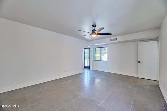 unfurnished room featuring ceiling fan