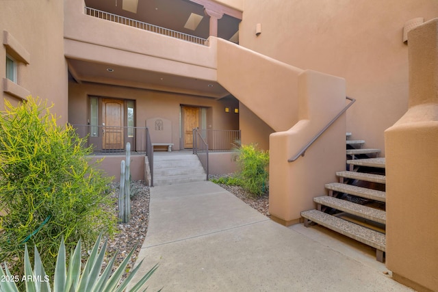 property entrance featuring a balcony