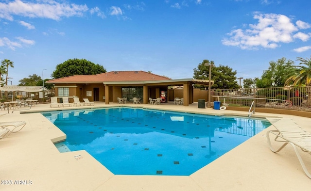 1405 E Chicago Cir, Chandler, AZ 85225 - community pool with a patio