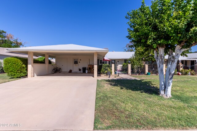 view of front of property featuring a front lawn and a carport