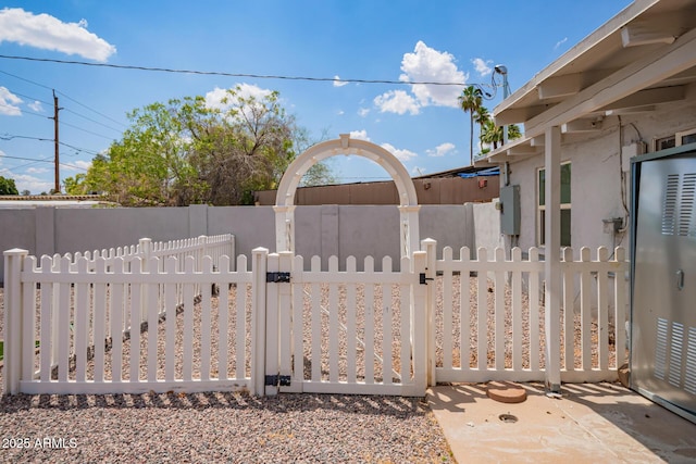 2205 W Cambridge Ave, Phoenix, AZ 85009 - view of yard featuring a gate