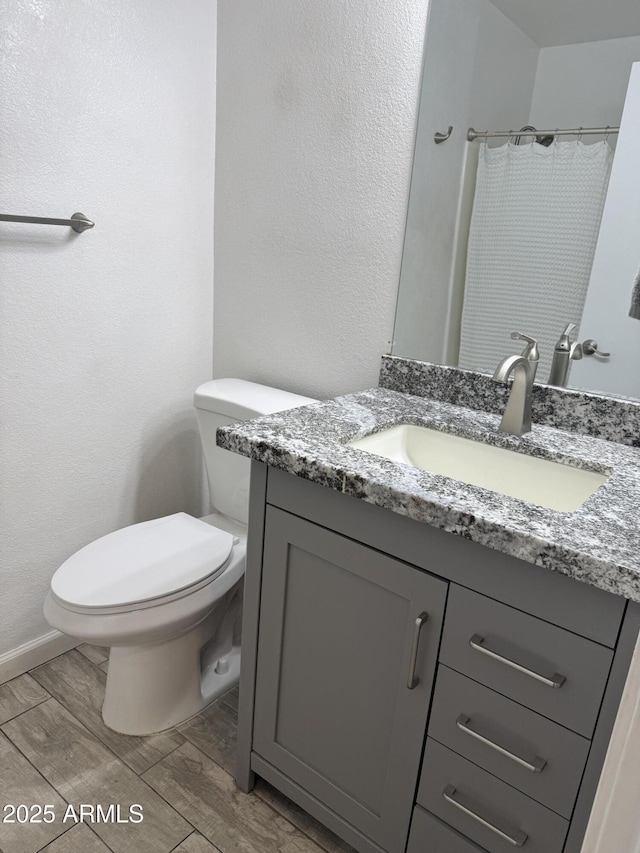 8101 N 107th Ave Unit 26, Peoria, AZ 85345 - full bath with toilet, vanity, wood tiled floors, and a shower with curtain
