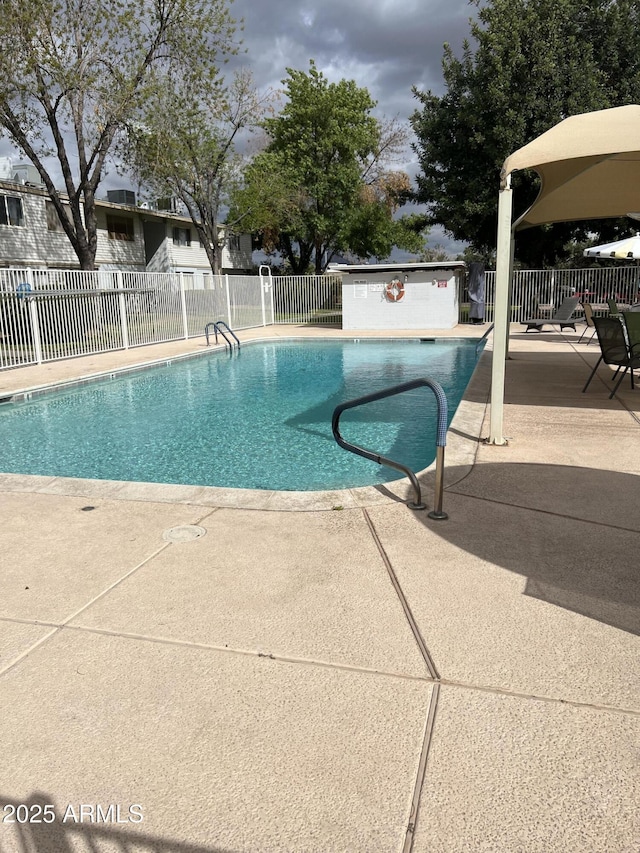 2530 W Berridge Ln Unit E111, Phoenix, AZ 85017 - community pool featuring a patio and fence