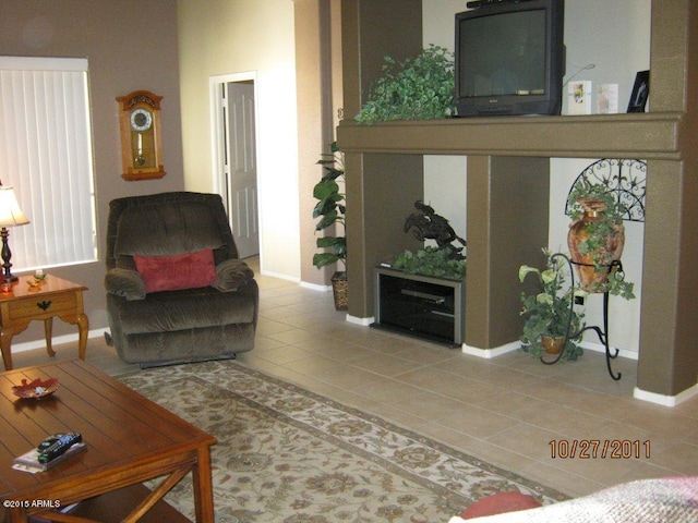 3871 E Ironhorse Rd, Gilbert, AZ 85297 - living room featuring baseboards and tile patterned flooring
