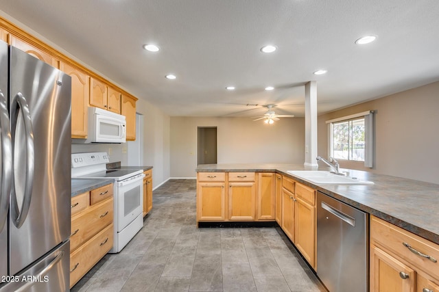 kitchen featuring sink, stainless steel appliances, kitchen peninsula, and ceiling fan