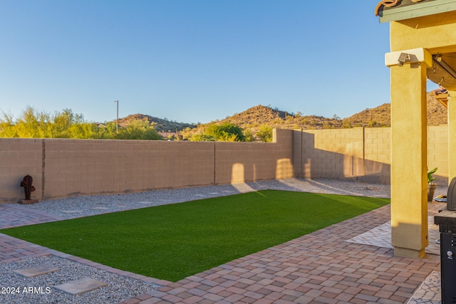 view of yard featuring a mountain view