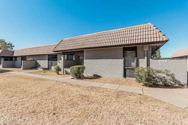 view of front of property with a front yard