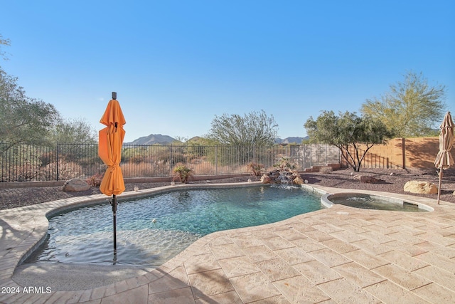 view of pool featuring an in ground hot tub and pool water feature