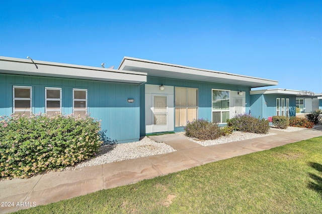 view of front of house with a front yard