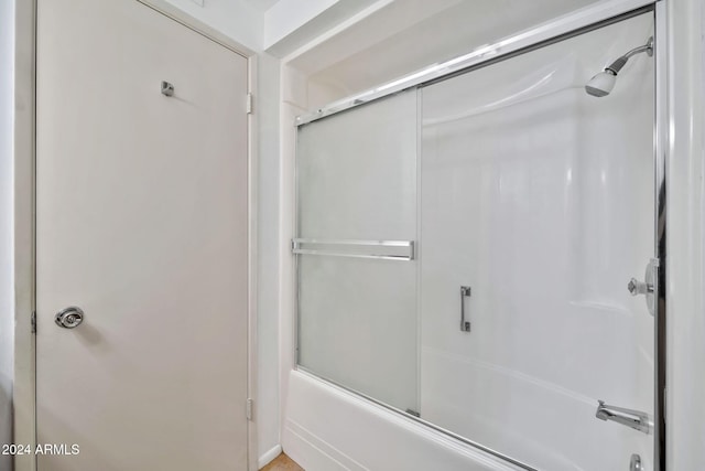 bathroom with enclosed tub / shower combo
