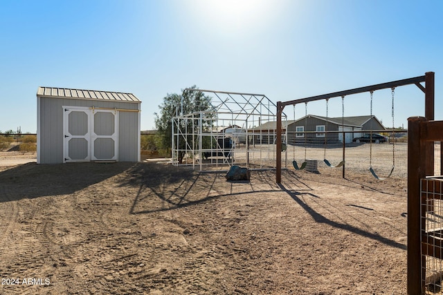 view of yard featuring a shed