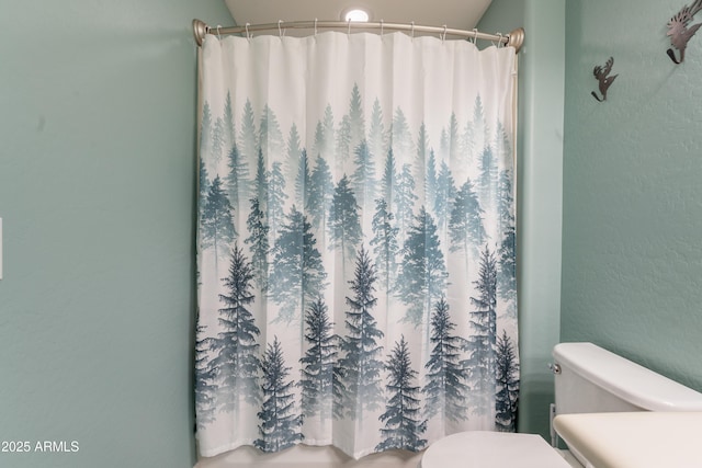 full bath with toilet and curtained shower