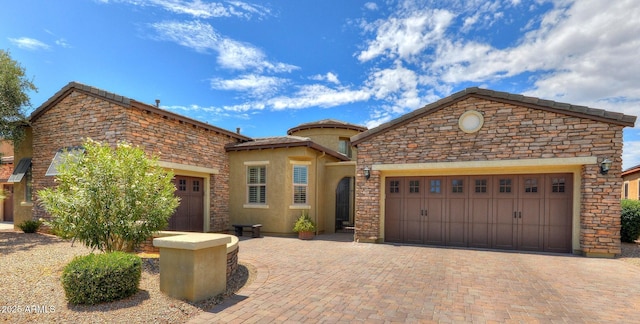 view of front facade featuring a garage