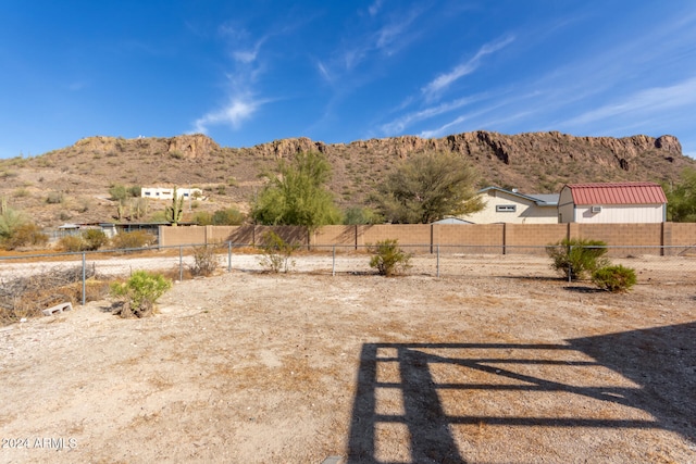 view of yard featuring a mountain view