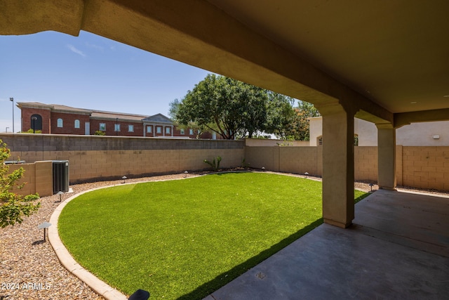 view of yard featuring a patio area