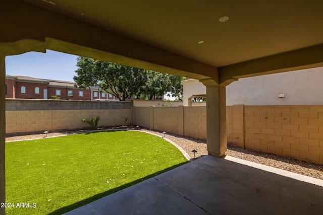 view of yard featuring a patio