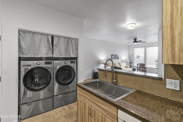 laundry room with sink, ceiling fan, washing machine and clothes dryer, and light tile patterned flooring