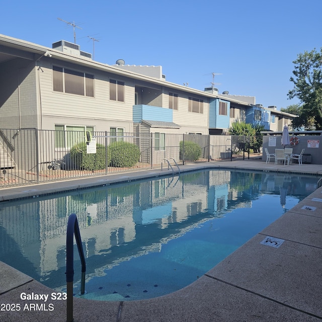 2608 W Berridge Ln Unit 220, Phoenix, AZ 85017 - community pool with a patio