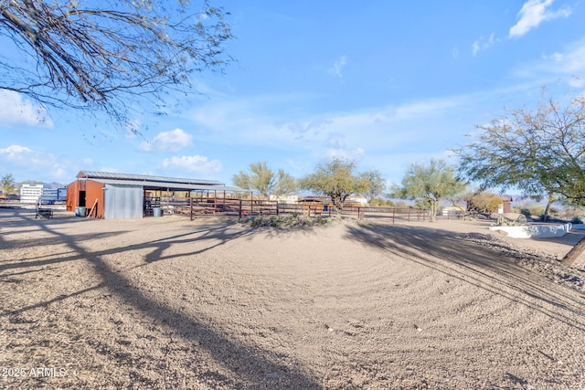 view of yard featuring an outdoor structure