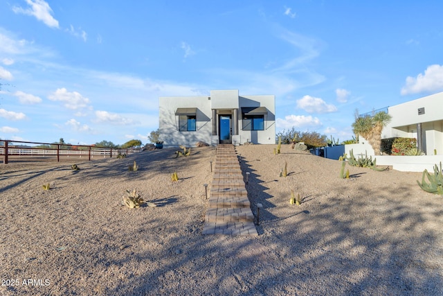 view of front of property featuring a rural view