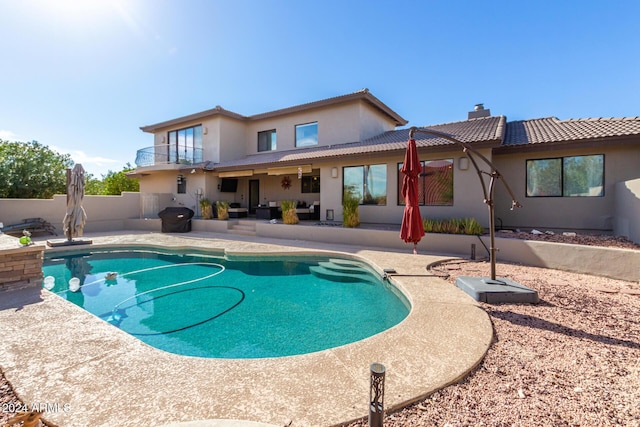 view of swimming pool featuring a patio