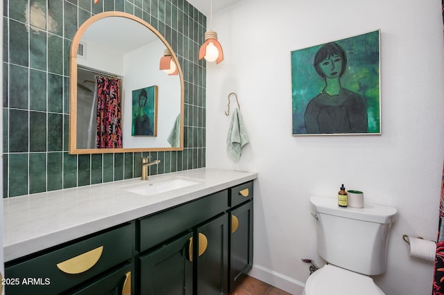 1225 E Medlock Dr Unit 206, Phoenix, AZ 85014 - bathroom featuring vanity, toilet, baseboards, and decorative backsplash